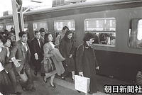 １２月、川嶋家の代々の墓に、礼宮さまとの婚約を報告するため、和歌山駅に着いた川嶋紀子さん一家