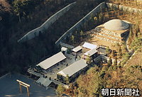 昭和天皇の「山陵一周年祭」が行われる東京都八王子市の武蔵野陵。参道など周辺が整備されるなど、儀式の準備が急ピッチで行われている。朝日新聞社ヘリコプターから