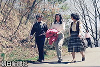 ４月、長野県の蓼科高原で父・辰彦さん、母・和代さんと独身最後の家族旅行を楽しむ川嶋紀子さん
