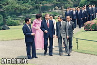 ５月、来日した韓国の盧泰愚大統領夫妻を赤坂御苑の庭園に案内する天皇、皇后両陛下