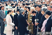 平成になって初めて開かれた園遊会で、天皇、皇后両陛下に言葉をかけられる横綱・千代の富士