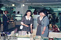 ６月、東京・池袋の西武百貨店の食器売り場で、母・和代さんと買い物をする川嶋紀子さん