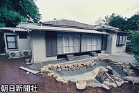 東京・赤坂御用地に完成した、礼宮さまと川嶋紀子さんの新居となる仮御所（御仮寓所）。木造モルタル平屋建て床面積１０５平方メートル。手前はナマズの形をした池