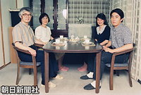 家族で団らんのテーブルを囲む川嶋紀子さん。こんな機会もあとわずか。右は弟の舟さん