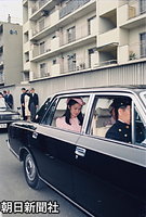 ６月２９日、嫁ぐ朝。迎えの車に乗り込んだ紀子さまを手を振って見送る川嶋辰彦さん
