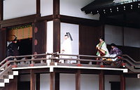 「結婚の儀」のため皇居・賢所に向かう礼宮さま（左端）と紀子さま（右から２人目）