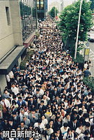 秋篠宮さま、紀子さまをひと目見ようと、車列が通る青山通りの歩道に集まった人たち