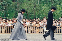 ７月、昭和天皇の武蔵野陵に参拝した秋篠宮さまと紀子さま
