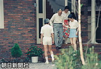 ８月、静養先の軽井沢で正田家を訪ね、父・英三郎さんの手を取って階段を下りる皇后さま。左は天皇陛下
