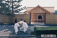 新穀供納の儀で、米を皇居・東御苑に造営された大嘗宮の斎庫に運び込む悠紀地方の辛櫃（からびつ）奉舁者