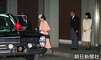 １１月１２日、即位の礼のため天皇陛下と紀宮さまの見送りを受け、お支度のためひと足先に赤坂御所から皇居に向かう皇后さま