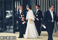 皇居・宮殿から赤坂御所までをオープンカーでパレードする「祝賀御列の儀」に出発する天皇、皇后両陛下。右は皇太子さま
