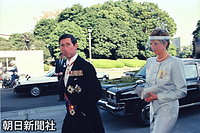 正殿の儀に参列した英国のチャールズ皇太子とダイアナ妃
