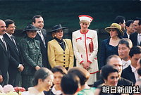 １３日、即位の礼参列のため来日した外国元首・使節を招いた園遊会に出席したダイアナ妃。左下は皇后さま