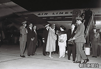 最初の訪問国・イランに到着しゴラム・レザ皇弟、シャムス・パーレビ皇女の出迎えを受ける