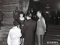 宮殿にイランのパーレビ国王、ファラ王妃を公式訪問