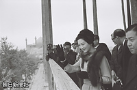 古都イスファハンで回教寺院を訪れ、市民の歓迎に手を振って応える美智子さまと、ムービーカメラで撮影する皇太子さま