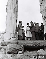 柱が立つペルセポリス遺跡（宮殿跡）を見学