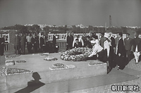 インド独立運動のマハトマ・ガンジーが火葬された「ラージ・ガート」に献花する