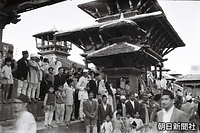 カトマンズの仏教寺院で、歓迎のため集まった人たち