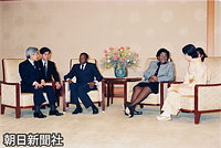 ３月、来日したマシーレ・ボツワナ大統領夫妻と宮殿・竹の間で会見する天皇、皇后両陛下