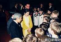 ウィーン少年合唱団のコンサート観賞後、出演者に話しかける天皇、皇后両陛下