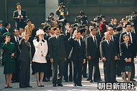 １０月２３日、東京・羽田空港を出発する天皇、皇后両陛下を見送る常陸宮さまと華子さま、秋篠宮さまと紀子さま、皇太子さま、宮沢喜一首相と庸子夫人