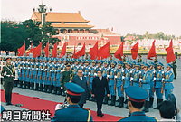 歓迎式典で儀仗兵を閲兵する天皇陛下。左は楊尚昆国家主席