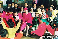 北京北海幼稚園を訪問し、遊戯をご覧になる皇后さま。右後方は井上和子女官長