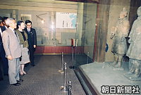 陜西歴史博物館で、展示されている兵馬俑の前に立つ天皇、皇后両陛下