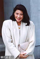 帝国ホテルでの写真撮影に向かうため、東京都目黒区の自宅を出る小和田雅子さん