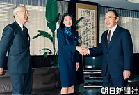 ２月、勤務先の外務省を退職し、父親の小和田恒外務次官とともに渡辺美智雄外相にあいさつする雅子さん