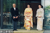４月、納采の儀を終え天皇、皇后両陛下と皇太子さまへのあいさつ後、皇居・宮殿を出る小和田雅子さんと両親の恒さん、優美子さん