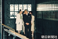 沖縄戦で亡くなった少女たちの遺影が並ぶ、ひめゆり平和祈念資料館の展示を一人じっと見つめる天皇陛下。少し離れて皇后さま
