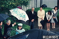 ６月９日朝、家族に見送られ皇太子さまと結婚の儀に出発する雅子さま。雨の中、傘をさしているのは曽我剛東宮侍従