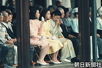 結婚の儀で西幄舎に座る小和田恒さん。涙をぬぐっているのか、ハンカチをほおに当てる優美子さん、双子の妹の礼子さんと節子さん