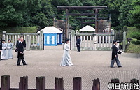 奈良県橿原市にある神武天皇陵に結婚の報告を終えた皇太子さまと雅子さま。続くのは山下和夫東宮侍従長