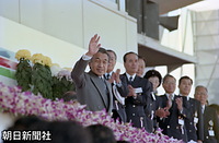 徳島県鳴門市で行われた第４８回国体開会式で会場の拍手に応える天皇陛下。皇后さまは倒れたあと、言葉が出ない状態が続いており出席をとりやめた