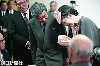 高知県南国市の保健福祉センターで、お年寄りたちが作った茶碗を手にとり、その出来栄えに感心する天皇、皇后両陛下