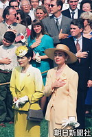 歓迎式典で、アメリカ国歌吹奏を聴く皇后さまとヒラリー夫人