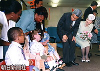 ニューヨーク州にある米国障害者サービスセンターを訪れ、子どもたちと目を合わせるように話しかける天皇、皇后両陛下