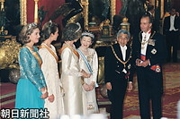 スペイン国王ファン・カルロス一世主催の晩餐会で、レシービングラインに立つ天皇、皇后両陛下。両国で贈りあった勲章や頸飾をおつけになっている