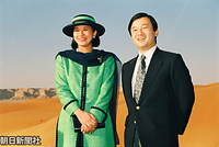 リヤド郊外の夕日に照らされた「赤い砂漠」を訪れた皇太子さまと雅子さま