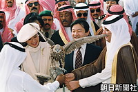 クウェート国境に近いカフジの砂漠に設けられた昼食会場で、狩猟用に訓練された州知事自慢の鷹を手にのせる雅子さま。皇太子時代の天皇陛下も１９８１年に同国を訪れ国王から自慢の鷹をみせられている