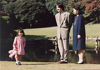 ２９歳の誕生日を前に、紀子さま、眞子さまと赤坂御用地内を散策する秋篠宮さま