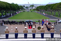 ２００９年７月、カナダ訪問後、ハワイを訪れ国立太平洋記念館墓地（パンチボール）に献花する天皇、皇后両陛下。広々とした芝生に墓地があり、遠くにホノルルの市街を望むことができる。この直後、スコールがあたり