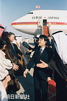 １月２１日、皇太子さまと雅子さまはクウェート、アラブ首長国連邦、ヨルダンの中東三カ国公式訪問。写真はクウェートに到着、サアド皇太子兼首相に要人の紹介を受ける皇太子さま 。皇太子さまは訪問中の記者会見で