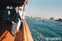 ドバイ市内を流れる水路を船で遊覧する皇太子さまと雅子さま
