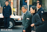 １月３１日、阪神大震災による火災で崩壊した神戸市の菅原市場に到着した天皇、皇后両陛下