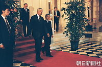 ７月、来日したネルソン・マンデラ南アフリカ大統領の歓迎行事を終え、会見のため皇居に向かう天皇、皇后両陛下と同大統領